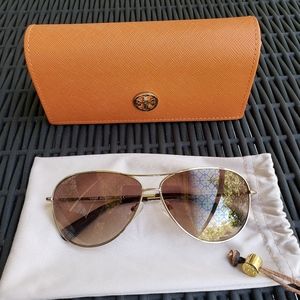 Tory Burch Gold Aviator Sunglasses with logo on 🕶